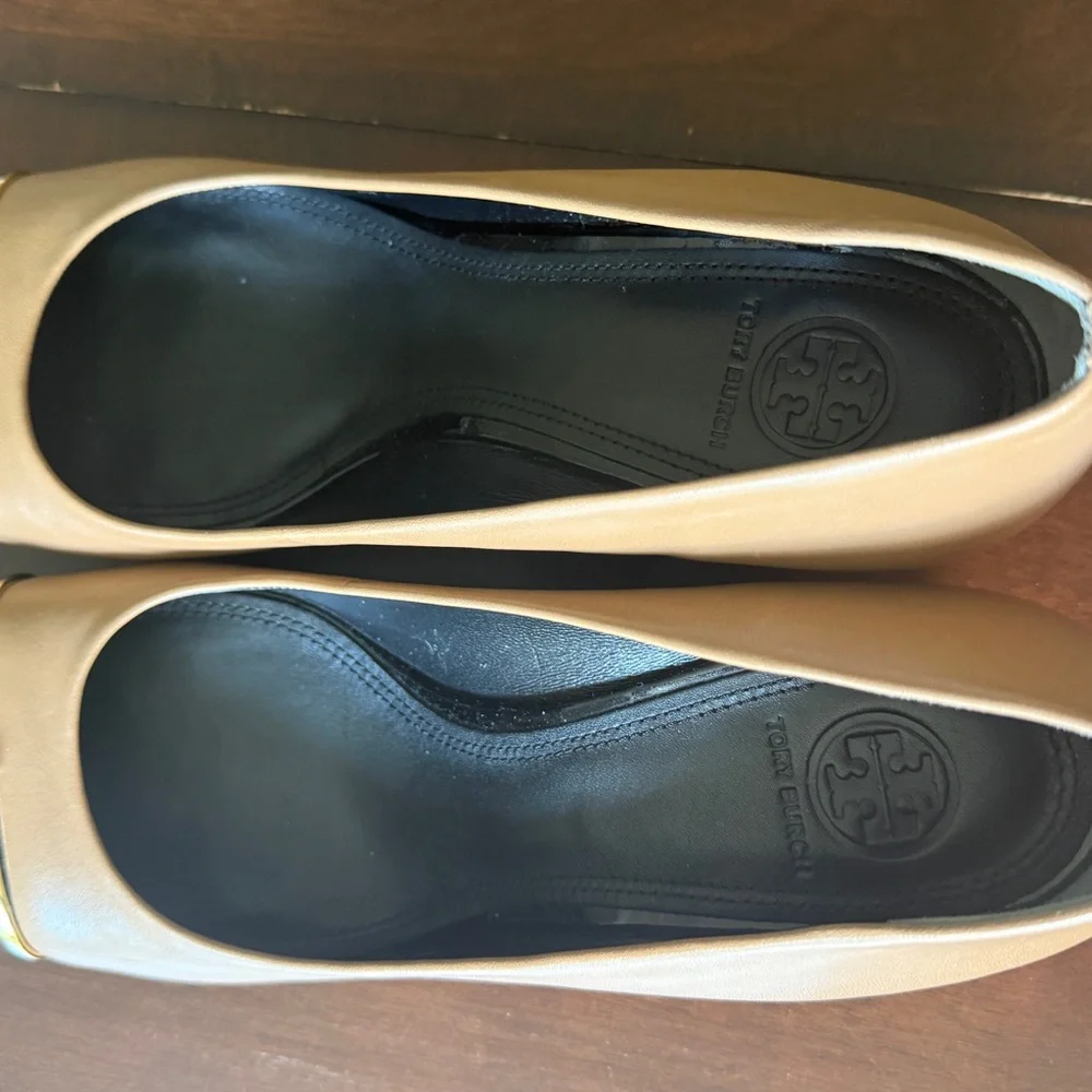 Tory Burch Beige Leather Flats with Black Patent Cap-Toe and Gold Trim